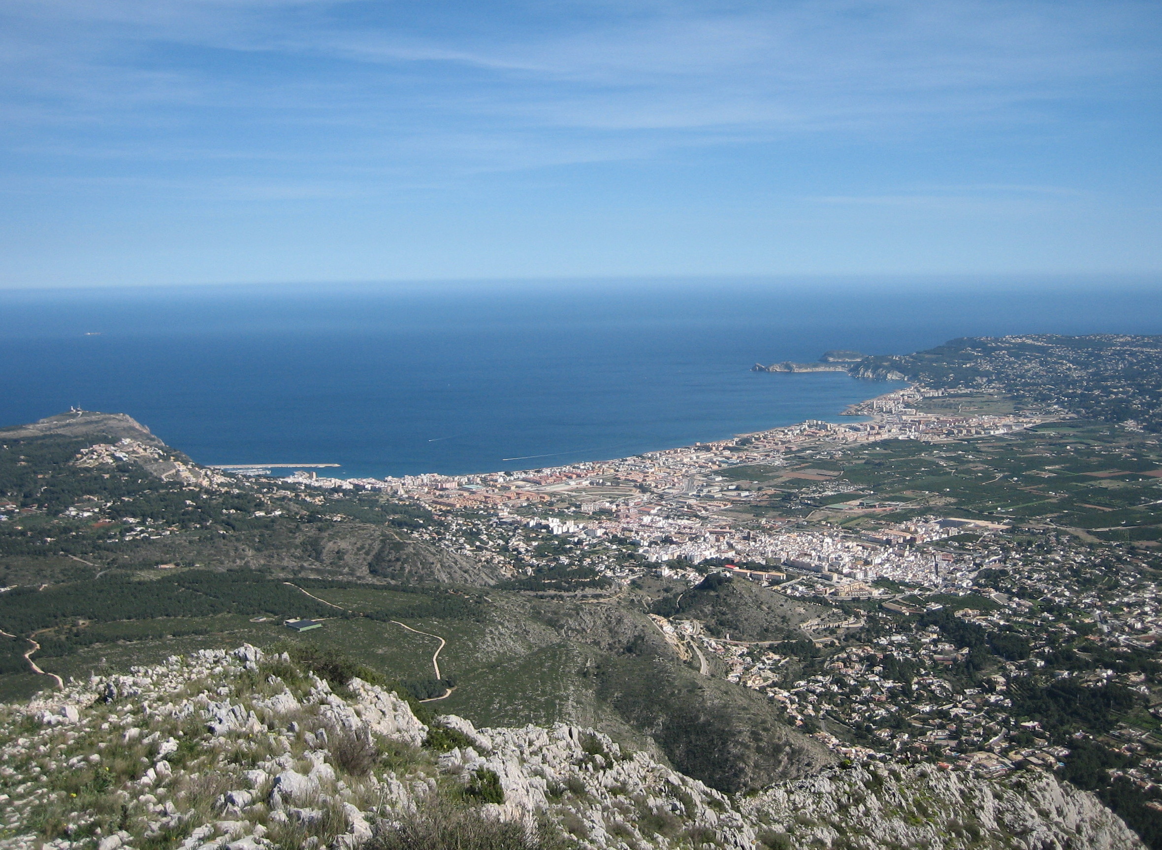 Elevated view of Jávea and its bay from the Montgó
